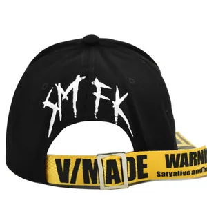 Détail de l'arrière de la casquette noire avec broderie SMFK blanche et sangle réglable jaune