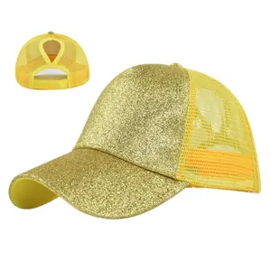 Detail van glitter mesh honkbalpet met paardenstaart opening en gouden pailletten