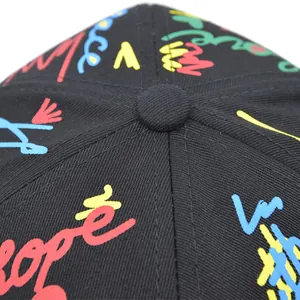 Dettaglio macro di cappellino da baseball nero con stampa graffiti colorata e cuciture