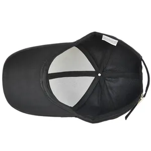 Detailoverzicht van de zwarte graffiti baseballpet met mesh en metalen gesp