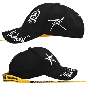 Détail d'une casquette de rue avec lanière industrielle jaune et broderie graffiti