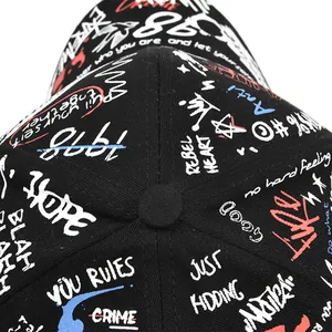 Dettaglio cappello baseball nero con ricamo graffiti stile street art e scritte bianche