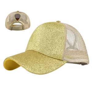 Detail van gouden glitterpet met ademend gaas en opening voor een paardenstaart
