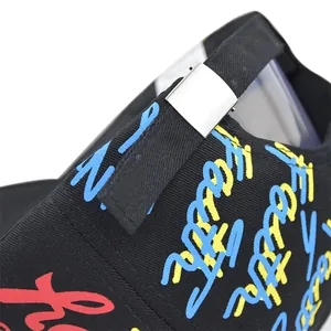 Dettaglio del cappellino nero in cotone con stampa graffiti e fibbia in metallo argento