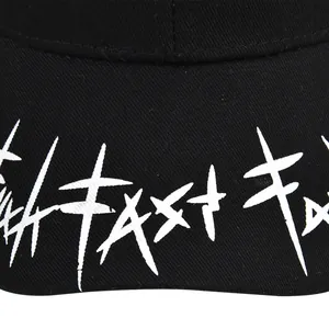 Détail macro du bord d'une casquette noire avec typographie graffiti blanche de style urbain