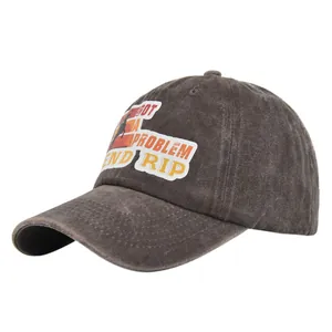Dettaglio del cappellino vintage grigio antracite con toppa ricamata e silhouette del tramonto