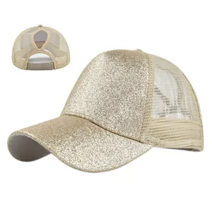 Detail van glitter mesh pet met paardenstaartgat aan de achterkant en champagne goud lovertjes