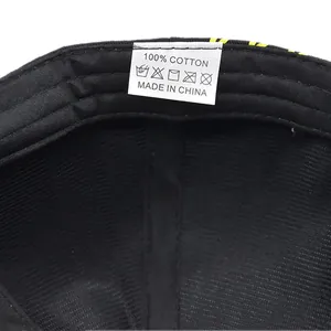 Dettaglio dell'etichetta 100% cotone e cuciture interne di un berretto da baseball