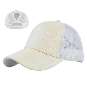 Detail van witte glitter mesh pet met ademende achterkant en gat voor een paardenstaart