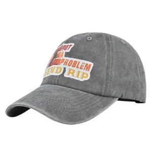 Dettaglio ravvicinato del cappellino retrò grigio lavato con patch ricamata del tramonto