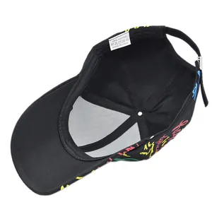Dettaglio dell'interno del cappellino da baseball in cotone nero con fibbia in metallo