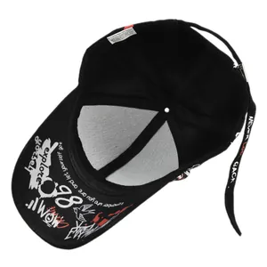 Dettaglio cappellino in cotone con stampa graffiti sotto la visiera e cinturino lungo