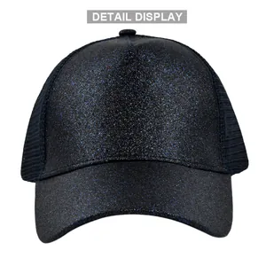 Detail van de donkerblauwe glitterstof en ademende mesh op de paardenstaartpet