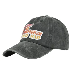 Dettaglio ravvicinato del cappello da baseball in cotone lavato con ricamo Send Rip
