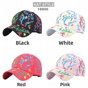 Cappellini graffiti in nero, bianco, rosso e rosa con stampe Peace e Hope