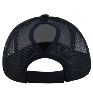 Detail van de donkerblauwe mesh pet met paardenstaart-opening en verstelbare sluiting
