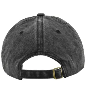 Dettaglio del cappello slavato con fibbia in metallo regolabile e finitura stile vintage