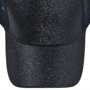 Macro detail van donkerblauwe glitter pailletten en ademend mesh op de paardenstaart pet