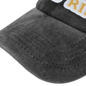 Primo piano del tessuto in cotone grigio scuro e delle cuciture rinforzate sulla visiera del cappello