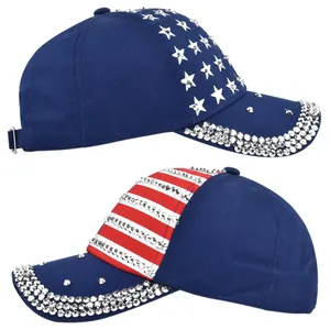 Details van de baseballcaps met Amerikaanse vlag, zilveren studs en glanzende strass