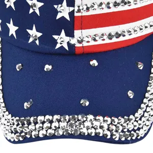 Detailopname van strass-steentjes en stermotieven op de klep van de Amerikaanse vlag pet