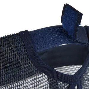 Detail van de verstelbare klittenbandsluiting en mesh van de donkerblauwe pet