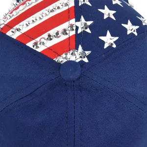 Detail van USA vlag honkbalpet met strasstenen op donkerblauwe stof en stiksel