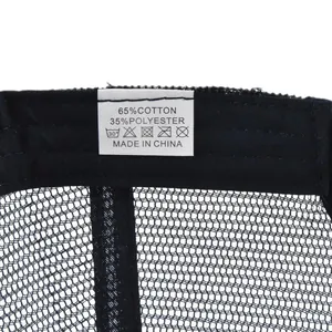 Detailopname van het waslabel op de blauwe mesh pet met 65% katoen en 35% polyester