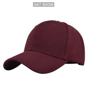 Détail de la casquette de baseball en coton bordeaux montrant les coutures de qualité