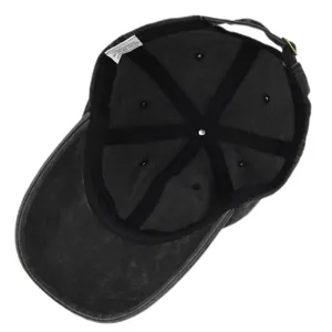 Dettaglio dell'interno del cappellino in cotone con fascia antisudore e fibbia in metallo