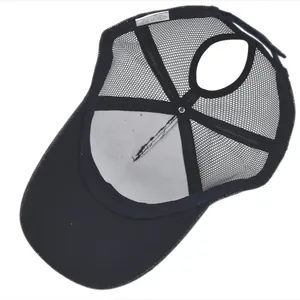 Binnenaanzicht van mesh pet met paardenstaartgat en ademende voering van katoen en polyester