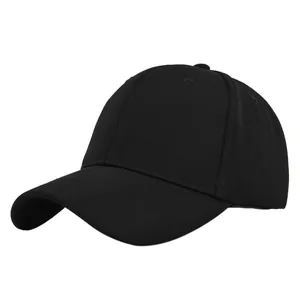 Détail de casquette de baseball en coton noir montrant le tissu sergé et la couture