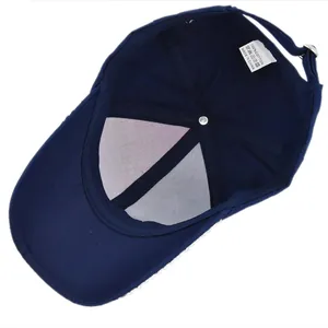 Detail van de binnenkant van een blauwe katoenen honkbalpet met verstelbare riem en kralenrand