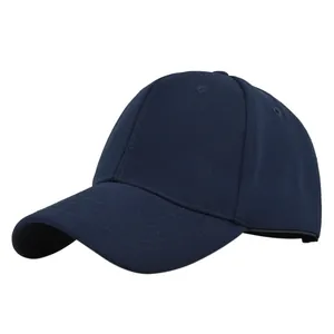 Détail d'une casquette de baseball bleu marine en coton à six panneaux avec œillets d'aération