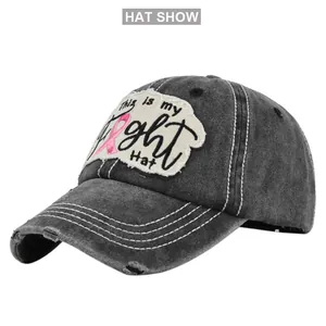 Detalle de gorra vaquera gris lavado con parche bordado y diseño de efecto gastado