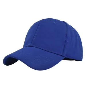 Détail de casquette en coton bleu marine montrant le tissu texturé et les œillets