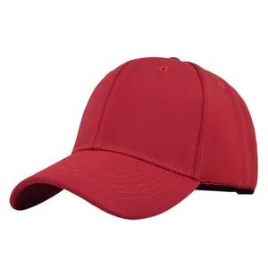 Gros plan sur la casquette de baseball rouge en coton avec sergé et broderie premium