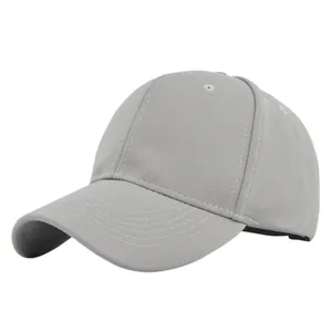 Gros plan détaillé de la casquette grise en coton avec coutures et œillets de ventilation