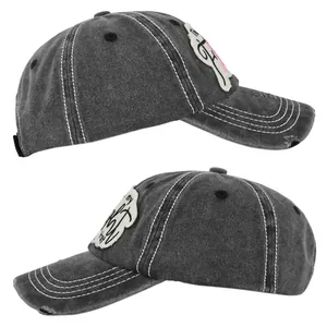 Detalle de gorra de béisbol gris lavado con parches bordados y visera desgastada