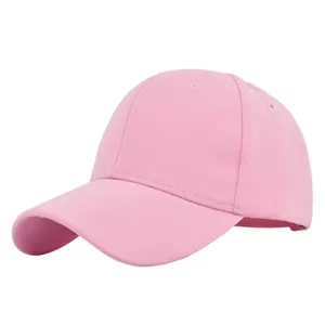 Vue détaillée de la casquette de baseball en coton rose avec des coutures et des œillets de qualité