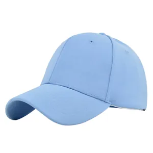 Vue détaillée du tissu en coton bleu clair et des coutures de la casquette de baseball