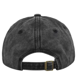 Détail de la boucle en métal et de la toile lavée sur l'arrière de la casquette de baseball