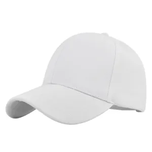Détail d'une casquette de baseball en coton blanc montrant les œillets et coutures