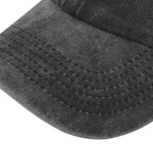 Gros plan de la visière de casquette vintage avec six lignes de coutures de renforcement