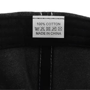 Primer plano detallado de la etiqueta de 100% algodón y costuras de la gorra de béisbol
