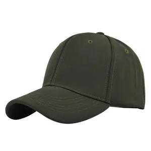 Détail d'une casquette en coton vert foncé avec visière incurvée et coutures renforcées
