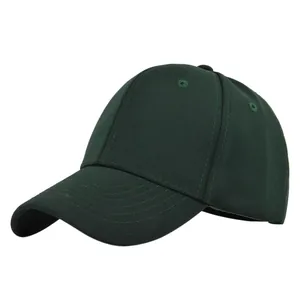 Détail d'une casquette en coton vert foncé avec coutures renforcées et œillets d'aération