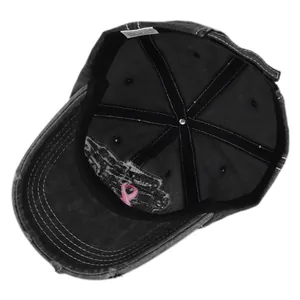 Detalle de etiqueta 100% algodón y bordado de lazo rosa en gorra de béisbol estilo retro