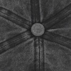 Détail du haut de la casquette de baseball gris foncé avec coutures et bouton