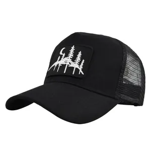 Nahaufnahme der schwarzen Trucker-Mütze mit Mesh-Rückseite und Mond-Wald-Stickerei-Patch